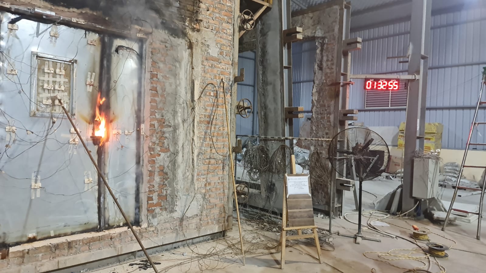 đốt thử nghiệm cửa thép chống cháy