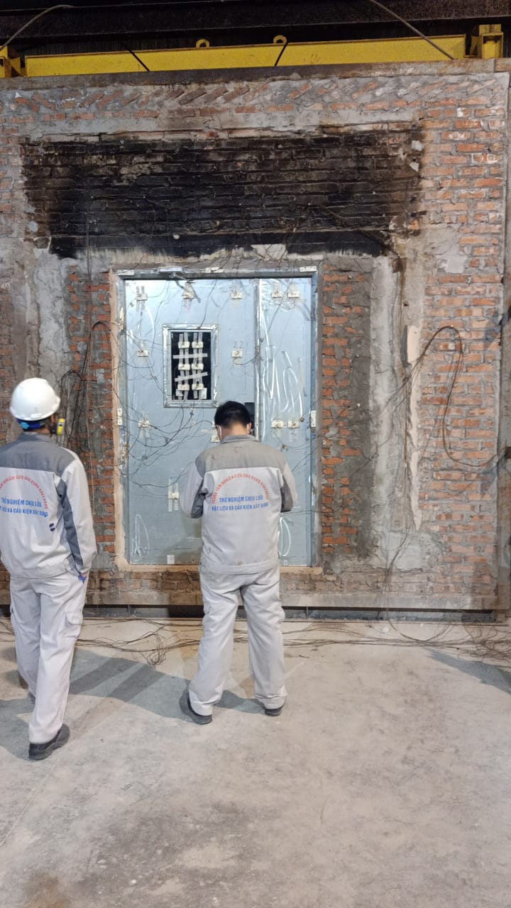 28/02 vừa qua, NOVODOOR đã tiến hành đốt thử nghiệm cửa thép chống cháy cho căn hộ đặt cấp độ chống cháy EI 90 phút.