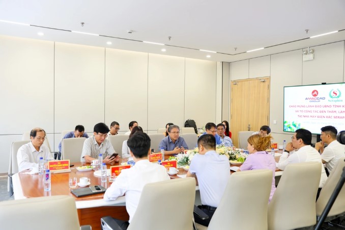 Lãnh đạo tỉnh Khánh Hòa và đoàn công tác có buổi chia sẻ, trao đổi với ban lãnh đạo nhà máy điện rác Seraphin.