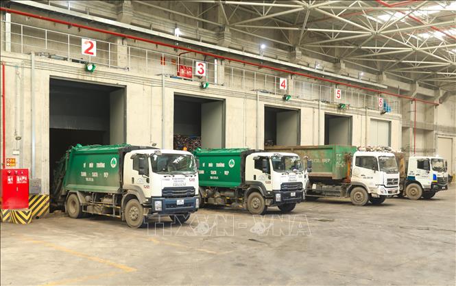 Xe vận chuyển rác ra, vào nhà máy được cần và vệ sinh sạch sẽ, đảm bảo vệ sinh môi trường. Ảnh: Thành Phương - TTXVN