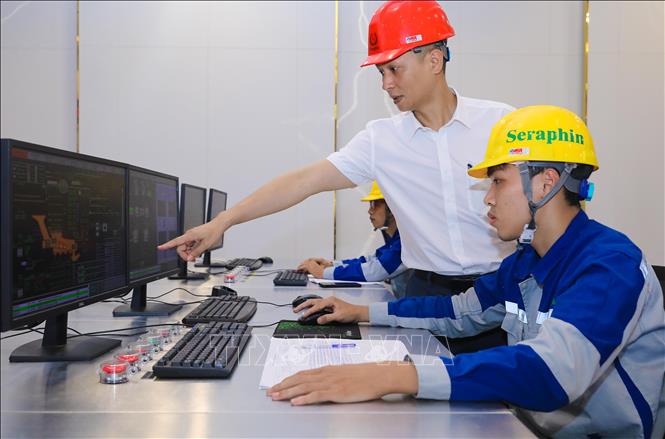 Rác thải trong quá trình xử lý bằng công nghệ Martin - CHLB Đức luôn được giám sát chặt chế. Ảnh: Thành Phương - TTXVN