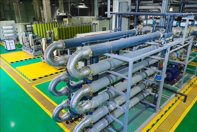 Hệ thống lọc SWRO xử lý nước rỉ rác thành nước để bổ sung cho bể tháp làm mát bị tổn thất nước trong quá trình vận hành. Ảnh: Thành Phương - TTXVN