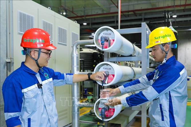 Nước rỉ rác sau khi được xử lý vi sinh và qua hệ thống lọc SWRO trong suốt, không mùi. Ảnh: Thành Phương - TTXVN