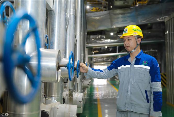 Các kỹ sư đang vận hành lò đốt công nghệ đốt rác phát điện Martin - CHLB Đức tại nhà máy Seraphin (Tập đoàn AMACCAO). Ảnh: Thành Phương - TTXVN