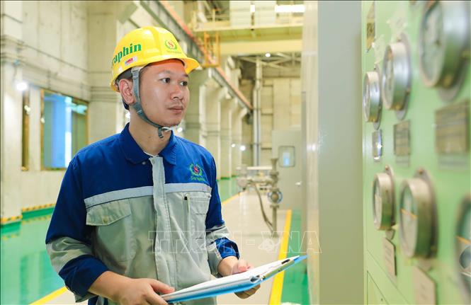 Các kỹ sư đang vận hành tua bin và máy phát điện tạo ra điện 37 MW/h từ rác thải sinh hoạt. Ảnh: Thành Phương - TTXVN